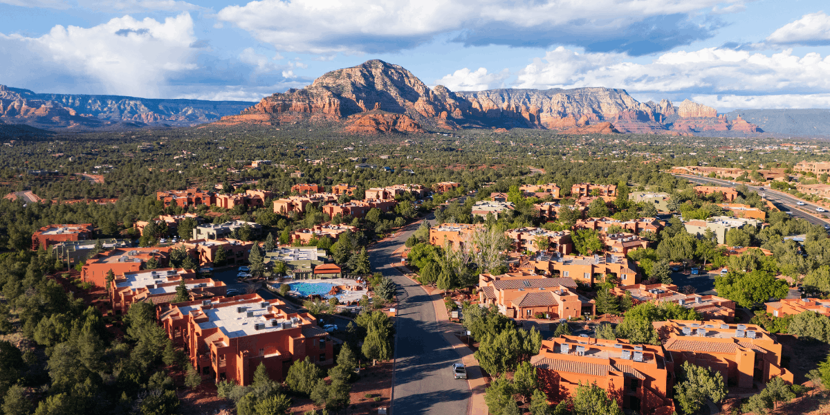 photo of downtown sedona with scenic red rocks in the background